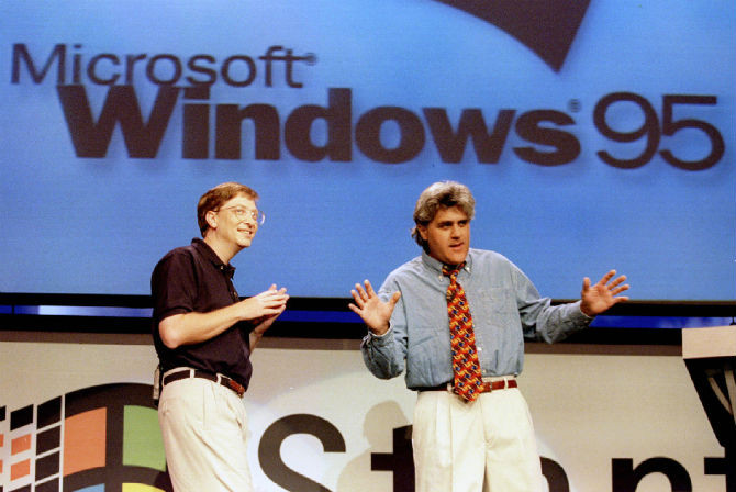 Thế giới 20 năm về trước chứng kiến sự kiện Microsoft ra mắt Windows 95. Chủ tịch tập đoàn Microsoft Bill Gates (trái) và Jay Leno trong buổi ra mắt Windows 95 ở Redmond, Washington, Mỹ, ngày 24/8/1995.