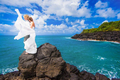Phong cảnh thanh bình của Kauai chính là sự lựa chọn hoàn hảo dành cho những ai muốn tổ chức đám cưới theo phong cách nhiệt đới. Hòn đảo huyền bí với những danh lam thắng cảnh, những bãi biển và thác nước tuyệt đẹp có thể làm xiêu lòng bất cứ ai đặt chân đến đây.