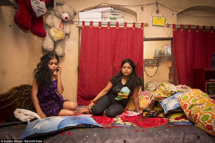 2 gái bán dâm có tên Baisakhi và Rima. "Có ai cho chúng tôi một công việc tốt?"- một gái mại dâm than thở. (ảnh: Barcroft India/DM).