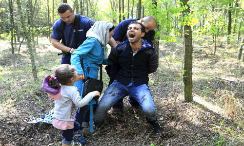 Cảnh sát Hungary bắt giữ một gia đình di dân Syria sau khi họ vượt qua biên giới gần Roszke vào đất nước Hungary ngày 28/8/2015.