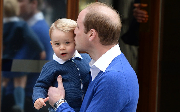 Hoàng tử William hôn con trai khi hai cha con tới Lindo Wing.