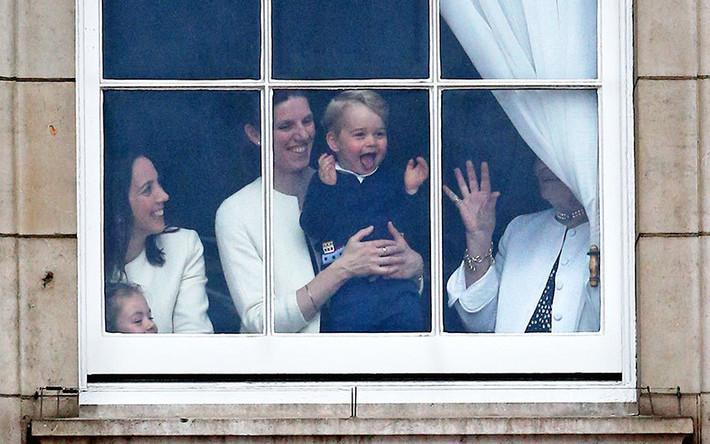 Hoàng tử Goerge vui sướng khi nhìn ra ngoài cửa sổ cung điện Buckingham trong buổi lễ diễu hành Trooping the Colour.