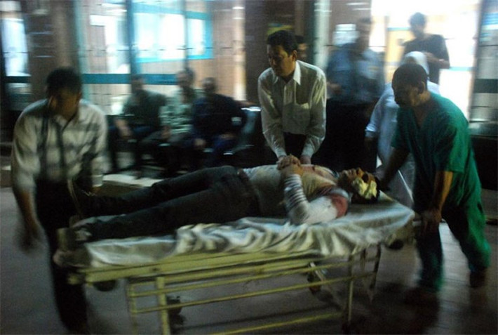 Một người bị thương được đưa đến bệnh viện sau khi một quả bom phát nổ, gần một tòa nhà an ninh quốc gia trong khu Shubra El-Kheima của Cairo, Ai Cập (Ảnh AP).