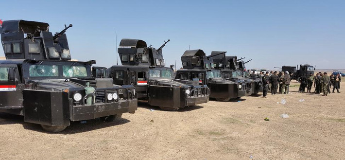Xe thiết giáp của lực lượng Iraq và các chiến binh người Shi'ite ở đập Udhaim, phía Bắc Baghdad, sẵn sàng cho cuộc tấn công IS.