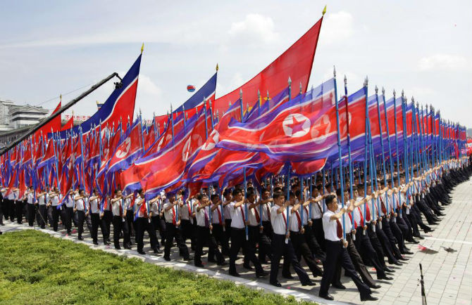 Triều Tiên diễu hành tại quảng trường Kim Il-sung ở Bình Nhưỡng ngày 27/7/2013 nhân kỷ niệm 60 năm ngày ký kết hiệp ước đình chiến giữa hai miền Triều Tiên.