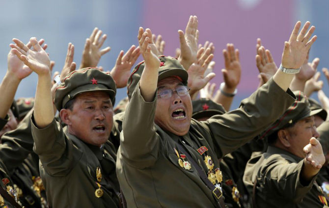 Các cựu chiến binh Triều Tiên hô vang khẩu hiệu theo nhà lãnh đạo Kim Jong-un trong buổi lễ kỷ niệm 60 năm ngày đình chiến tại quảng trưởng Kim Il-sung ở Bình Nhưỡng ngày 27/7/2013.
