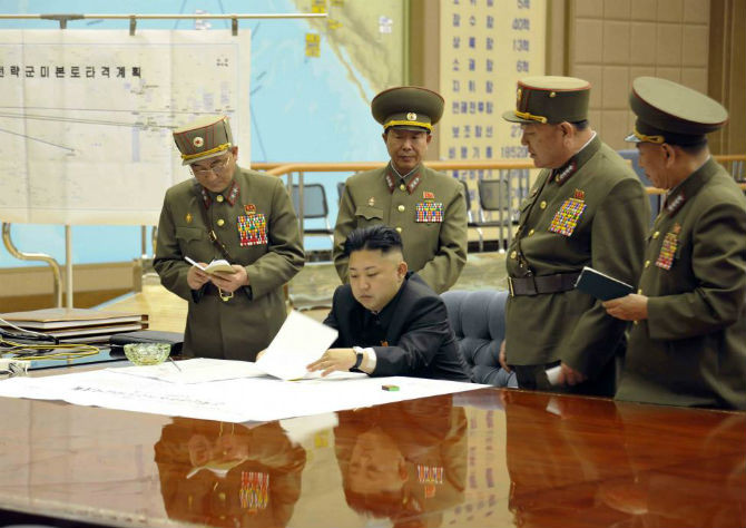 Nhà lãnh đạo Kim Jong-un chủ trì cuộc họp khẩn cấp với các quan chức quân đội cấp cao của Triều Tiên ở Bình Nhưỡng ngày 29/3/2013.