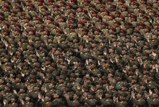 Binh sĩ Triều Tiên vỗ tay chào đón Chủ tịch Kim Jong-un trong một buổi lễ kỷ niệm tại sân vận động ở Bình Nhưỡng ngày 14/4/2012.