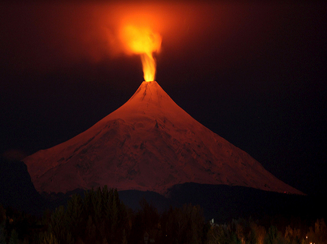 Cảnh núi lửa Villarrica về đêm ở Pucon, Chile ngày 12/5. Villarrica, nằm ở gần khu du lịch nổi tiếng của Pucon, là một trong những núi lửa hoạt động mạnh nhất ở Nam Mỹ.