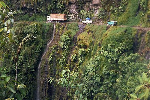 Cung đường nguy hiểm nhất: Đường Yungas ở Bolivia đáng sợ đến nỗi nó được đặt biệt danh là “Con đường tử thần”. Với 200 đến 300 vụ tai nạn chết người xảy ra mỗi năm trên cung đường này, Yungas trở thành một nỗi ám ảnh với bất cứ ai khi đi qua đây.