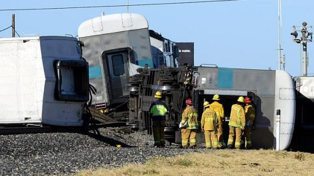 Nhân viên cứu hộ xem xét những toa tàu gặp nạn tại bang California ngày 24/2/2015.