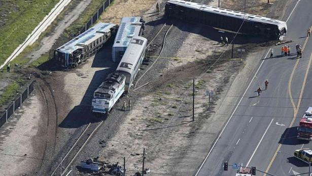 Hình ảnh các toa tàu 2 tầng Metrolink trật bánh tại thành phố Oxnard, bang California, Mỹ ngày 24/2/2015. Vụ va chạm xảy ra khi người lái xe tải đánh tay lái khiến chiếc xe mắc kẹt trên đường ray và va chạm trực diện với chuyến tàu chở khách đang đi tới. Sự việc xảy ra khi chuyến tàu đang chở 48 hành khách và 3 nhân viên.
