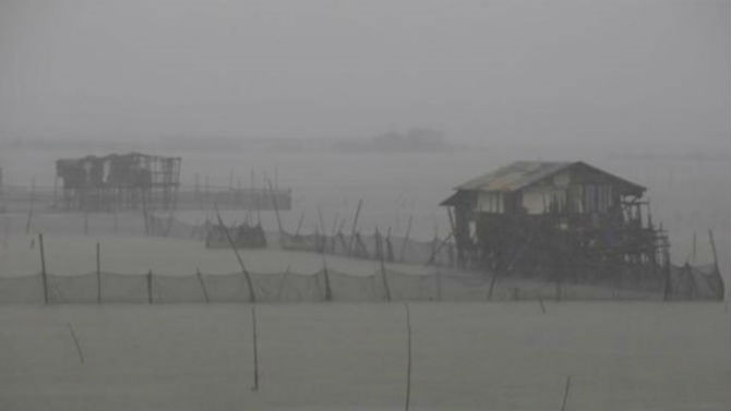 Cơn bão đổ bộ vào với sức gió 170km/giờ (Ảnh Reuters)