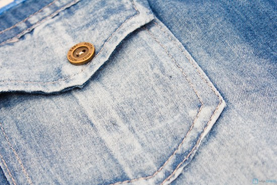 Quần áo vải bò: vệ sinh mỗi lần sau 5 lần mặc. Nhà thiết kế Jean Donna Ida tiết lộ vệ sinh đồ vải bò cứ 1 lần sau 5 lần sử dụng sẽ giúp duy trì màu sắc và sợi vải bền hơn. Chú ý vệ sinh các khóa kéo, đinh tán và để chúng khô mới dùng lại.
