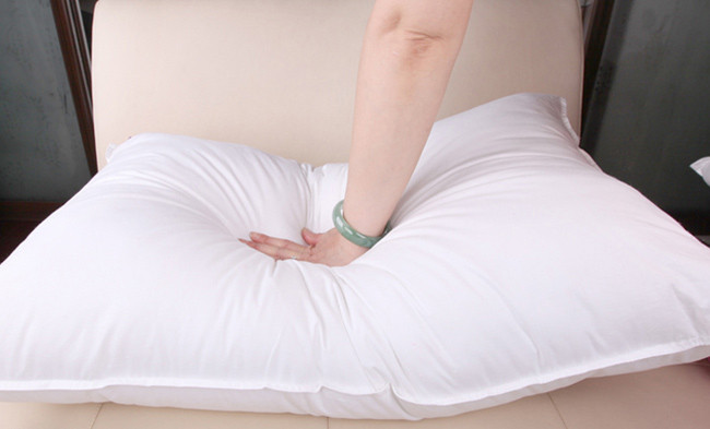 Ruột gối: vệ sinh mỗi lần/3 tháng. Ruột gối là vật dụng dễ ngấm mồ hôi, nơi vi khuẩn ký sinh nhiều nhất. Các bác sĩ đã phát hiện ra rằng 1/3 trọng lượng của ruột gối có chứa tế bào da chết, bụi bặm và 16 loại nấm khác nhau. Do đó, bạn phải vệ sinh chúng khoảng 1 lần/3 tháng.