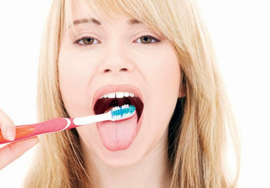 Quên vệ sinh lưỡi. Có rất nhiều vi khuẩn trên lưỡi có thể dẫn tới hơi thở hôi và sâu rằng. Khi bạn đánh răng hãy nhớ cạo bề mặt lưỡi theo hướng về phía trước. Việc này sẽ lùa toàn bộ vi khuẩn ra phía trước trước khi bạn kết thúc.