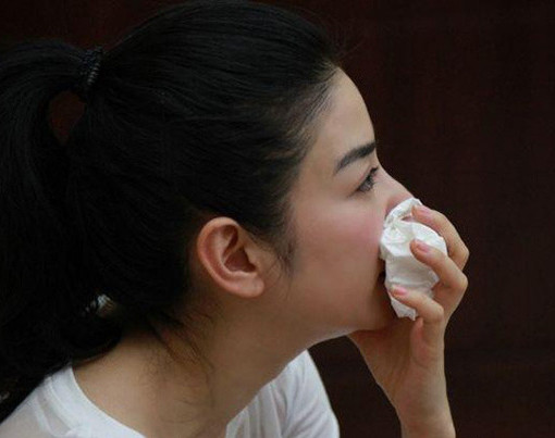 3. Chảy máu không rõ nguyên nhân, có thể bạn bị ung thư ruột, ung thư cổ tử cung. Bất kỳ những triệu chứng chảy máu bất thường nào như chảy máu cam (bất thường), ho ra máu, đi ngoài ra máu, tiểu tiện ra máu, chảy máu âm đạo, chảy máu núm vú... cần phải được thông báo đến chuyên gia y tế ngay.