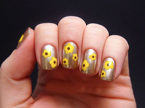 Nail hình hoa mai nổi bật trên nền móng màu xám.