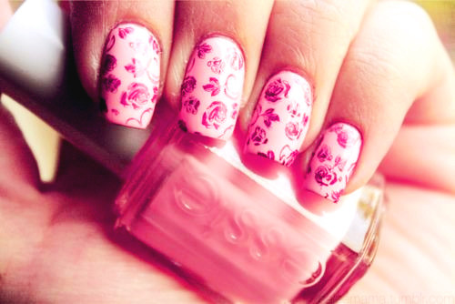 Mẫu nail hoa hồng cực xinh và bắt mắt cũng là một trong những lựa chọn cho tay xinh ngày Tết.