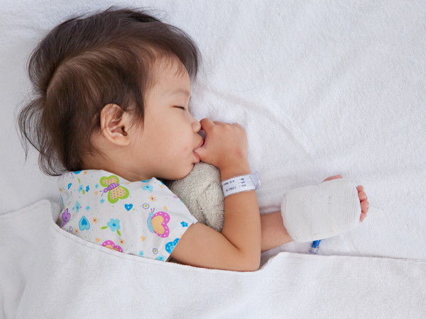 4. U nguyên bào thần kinh. Đây là loại ung thư bắt đầu trong các tế bào thần kinh, từ khi đứa trẻ chỉ còn là bào thai. Loại ung thư này thường chỉ xảy ra ở trẻ sơ sinh và trẻ nhỏ, hiếm khi tấn công trẻ trên 10 tuổi. Khối u có thể xuất hiện ở bất cứ nơi nào, tuy nhiên thường được phát hiện ở bụng, có thể gây sốt và đau xương. U nguyên báo thần kinh chiếm khoảng 6% các loại ung thư phổ biến ở trẻ em.