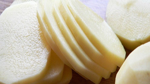 Đắp khoai tây tươi để trị bọng mắt, quầng thâm ở mắt. Bạn sẽ ngạc nhiên khi biết rằng khoai tây là một trong những loại rau củ tuyệt vời giúp cửa sổ tâm hồn của bạn đẹp hơn. Nguyên nhân là do trong khoai tây có chứa 1 loại enzyme tên catecholase, có thể làm sáng da và giảm quầng thâm lẫn bọng mắt. Cách chế biến khá đơn giản, chỉ cần dùng vài lát khoai tây đã được làm mát đắp lên vết sưng. Bạn cũng có thể nghiền khoai tây và thoa lên vùng da mắt, hay cả khuôn mặt, vì khả năng làm đẹp da của loại củ này.