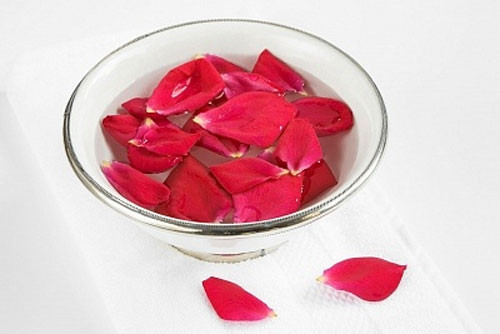 Trị thâm quầng mắt bằng nước hoa hồng. Nước hoa hồng có tính kháng viêm, chứa vitamin A, C có lợi cho da. Vì vậy, dùng bông gòn thấm nước hoa hồng và đặt lên mắt khoảng 10 phút cũng là biện pháp hữu hiệu giúp giảm sưng, giảm thâm vùng mắt. Bạn cũng có thể tự chế nước hoa hồng bằng cách cho cánh hoa hồng vào nước sôi, sau đó đun nhỏ lửa cho đến khi cánh hoa mất màu. Lọc bỏ cặn và bảo quản ở nơi khô mát.