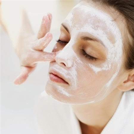Sữa tươi. Một trong những cách đặc trị sẹo mụn và trị vết thâm hiệu quả là dùng sữa tươi để rửa mặt hằng ngày. Axit lactic trong sữa tươi không chỉ giúp ngăn chặn các vết sẹo, trị vết thâm do mụn mà còn giúp da tươi sáng và mịn màng. Bạn có thể kết hợp sữa tươi với bột yến mạch và một vài giọt chanh để tạo thành hỗn hợp mặt nạ. Sau đó đắp lên mặt khoảng 30 phút và rửa sạch bằng nước ấm.