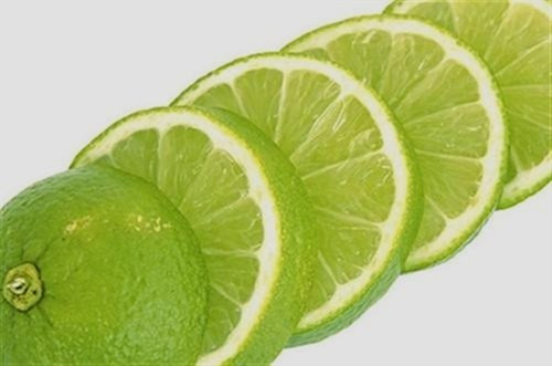 Nước chanh. Trong chanh có chứa axit ciric và một lượng lớn vitamin C rất hiệu nghiệm trong việc làm mất vết thâm do mụn gây ra bởi trong chanh axit citric và vitamin C tham gia tích cực vào quá trình tái tạo tế bào da mới. Chỉ cần lấy bông gòn thấm nước cốt chanh và thoa lên nốt mụn từ 1 -2 lần mỗi ngày, vết thâm sẽ mờ đi rõ rệt sau một thời gian ngắn.
