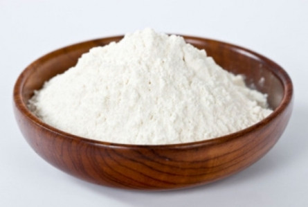 Baking Soda: Baking soda có thể được sử dụng để tẩy tế bào chết trên da và giúp là mờ vết thâm sau mụn rất hiệu quả. Bạn chỉ cần trộn một muỗng cà phê baking soda với hai muỗng cà phê nước để tạo thành một hỗn hợp lỏng. Thoa đều hỗn hợp này lên toàn bộ khuôn mặt của bạn và massage nhẹ nhàng theo vòng tròn khắp mặt. Bạn chà nhẹ baking soda vào vùng da có sẹo thâm khoảng hai phút sau đó rửa sạch với nước ấm và vỗ nhẹ cho da khô tự nhiên.