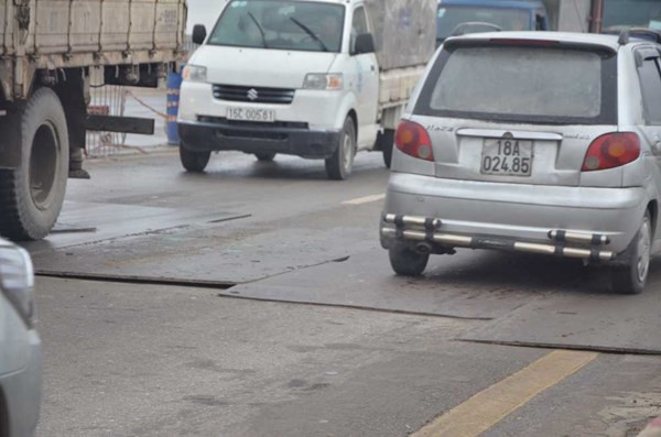 Các khe co giãn trên cầu gây ra tiếng ồn rất lớn nên được sửa chữa, thay thế.