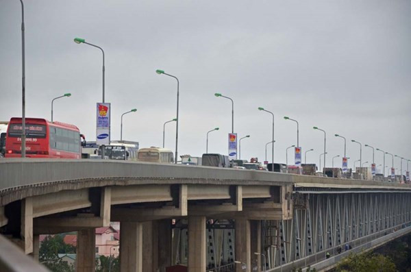Đến 16h, các phương tiện lưu thông qua đây vẫn gặp khó khăn.