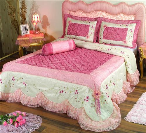 Ga trải giường lãng mạn. Bạn nên sử dụng những tấm ga trải giường dày, nó đem lại cảm giác mềm mại đặc biệt cho cả hai bạn. Xa xỉ hơn, bạn có thể lựa chọn các loại vải như lụa hay satin. Bạn có thể chọn các bộ thật vừa vặn và có những màu sexy như màu đỏ hay tím, xanh, nó sẽ khiến cho giường của bạn thành trung tâm lãng mạn, đừng quên những chiếc gối phù hợp.