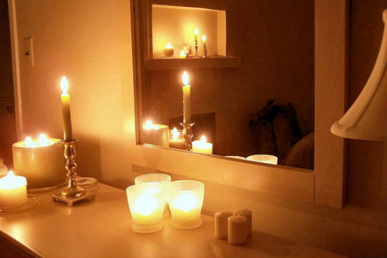 Đặt một tấm gương lớn. Đặt một tấm gương lớn trong phòng ngủ, có thể là ở bức tường cạnh giường để tạo thêm gia vị cho cuộc chơi của hai bạn nhé.