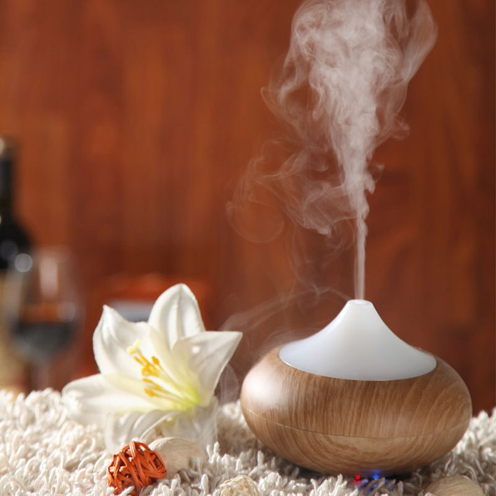 Hương thơm quyến rũ. Bạn có thể tạo cho phòng ngủ và giường ngủ những hương thơm lan tỏa, nồng ấm như mùi hoa oải hương, hoa hồng hay ngọc lan để kích thích giác quan. Nến thơm cũng là cách thú vị để tạo không khí lãng mạn.