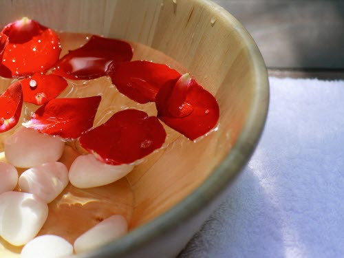Rửa sạch mặt mỗi ngày với nước hoa hồng để ngăn ngừa và trị mụn đầu đen.