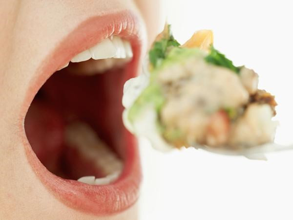 Nguyên tắc nhai chậm vẫn được sử dụng cho chế độ giảm cân: Khi nhai chậm, bạn sẽ không được ăn nhiều. Các thức ăn được nghiền kĩ sẽ khiến dạ dày khỏe hơn, không co bóp tạo cảm giác đói. Khi ăn, bạn chú ý thở đều, tránh cảm giác căng thẳng.