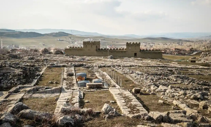 Đế chế Hittite nổi lên vào khoảng năm 1650 TCN ở vùng trung tâm bán khô hạn Anatolia, một khu vực bao gồm phần lớn Thổ Nhĩ Kỳ hiện đại.