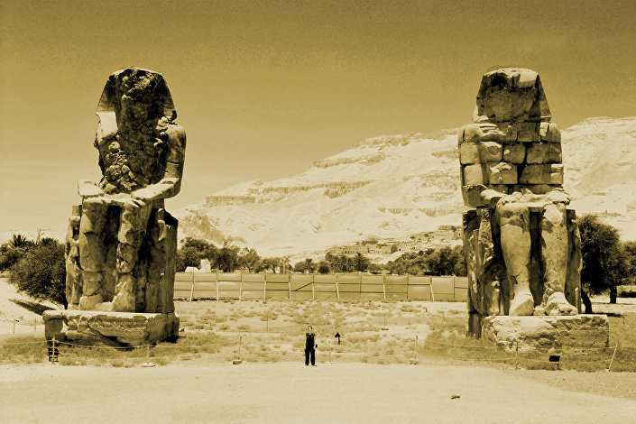 Cặp tượng đá khổng lồ Memnon nằm ở bờ phía Tây sông Nile, nơi đối diện với thành phố Luxor, Ai Cập ngày nay. Hai pho tượng có niên đại gần 3.400 năm tuổi, cao khoảng 18 m, đứng canh gác cổng ngôi đền Pharaoh Amenhotep III, người trị vì Ai Cập cổ đại hơn 3.000 năm trước.