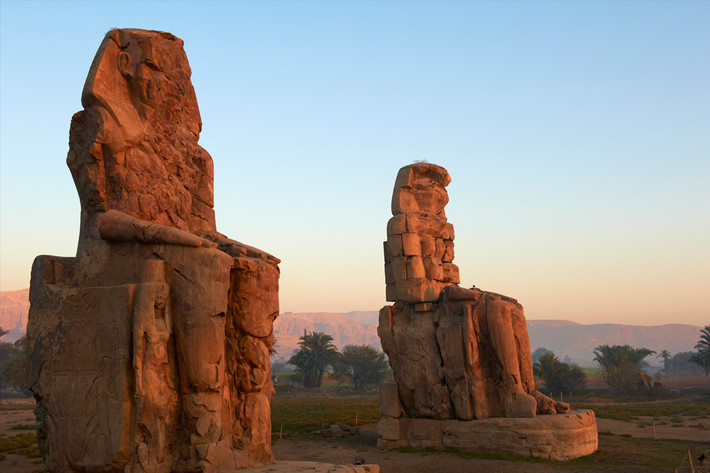 Theo truyền thuyết, Memnon là con trai của Eos, nữ thần bình minh. Sau khi Memnon qua đời, nữ thần thường khóc thương con vào buổi sáng. Kể từ đó, người ta cho rằng tiếng khóc phát ra từ pho tượng cũng chính là vị vua Memnon khóc than với mẹ mình, hoặc nữ thần Ecos khóc vì nhớ con.