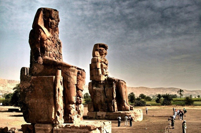 Sau đó, những trận lụt ở sông Nile liên tiếp xảy ra đã bào mòn phần móng tượng. Các Pharaoh đời sau buộc phải phá hủy toàn bộ ngôi đền, tái sử dụng phần khối đá cho công trình khác. Tuy vậy, hai pho tượng khổng lồ vẫn sừng sững dù chịu sự bào mòn tàn phá của thiên nhiên và thời gian suốt hàng ngàn năm qua.