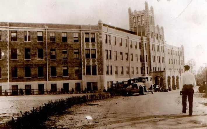 1. Viện điều dưỡng ma Waverly Hills. Bệnh viện nằm trên ngọn đồi lộng gió này ở rìa Louisville, Kentucky, được xây dựng vào năm 1910 để điều trị cho các nạn nhân "bệnh dịch trắng" của bệnh lao khi đó đang tàn phá đất nước. Vào thời điểm đó, chưa tìm ra cách chữa trị nên căn bệnh này thường gây tử vong. Các bác sĩ ở đây đã thử nghiệm y tế bất hợp pháp lên các bệnh nhân và gây ra nhiều cái chết.