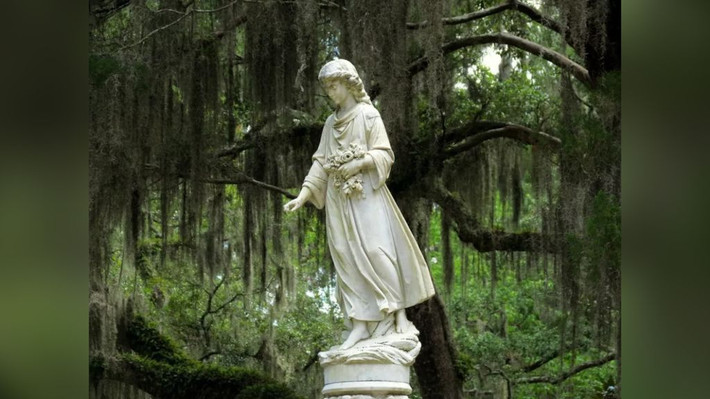 3. Savannah, Georgia. Là nơi có hàng chục ngôi nhà ma ám nổi tiếng, Savannah thường được gọi là "thành phố bị ma ám", nổi bật trong đó là nghĩa trang Bonavoji lịch sử của thành phố. Trong số những hồn ma thường trú tại nghĩa trang có Gracie Watson, một đứa trẻ 6 tuổi chết vì bệnh viêm phổi vào năm 1889.