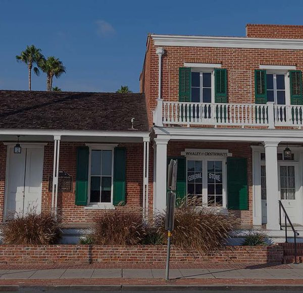 5. Whaley House. Ngôi nhà Whaley được xây dựng vào năm 1857 trên địa điểm từng là nghĩa địa và giá treo cổ. Nó được mở như một bảo tàng vào năm 1960. Con ma cư trú lâu đời nhất tại Whaley House được cho là tên cướp "Yankee Jim" Robinson, người đã bị treo cổ vào năm 1852 từ giá treo cổ trên khu đất trước khi ngôi nhà được xây dựng. Theo một tờ báo đưa tin, khi toa xe giam giữ anh ta bên dưới giá treo cổ di chuyển, Yankee Jim đã kéo lê chân của mình trên toa xe, trước khi đung đưa như một con lắc và từ từ bị siết cổ đến chết.