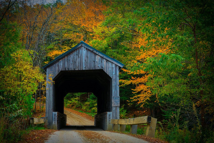 8. Cầu mái che ở New England. Những cây cầu có mái che của New England đã tích lũy rất nhiều câu chuyện kinh dị trong những năm qua. Một trong những câu chuyện nổi tiếng nhất là về cầu Emily ở Stowe, Vermont. Cây cầu có mái che trông ma quái là hiện trường vụ treo cổ tự tử của một phụ nữ trẻ vào giữa những năm 1800, sau khi cô hẹn gặp người tình ở đó để cùng nhau bỏ trốn nhưng anh ta không xuất hiện.