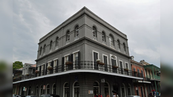 9. New Orleans. Điều huyền bí mang hương vị địa phương đặc biệt ở New Orleans, nơi cạnh tranh với Savannah cho danh hiệu Thành phố bị ma ám nhất ở Mỹ. Một trong những ngôi nhà ma ám khét tiếng nhất của thành phố là Dinh thự LaLaurie ở Khu phố Pháp. Dinh thự trước đây là nhà của Madame LaLaurie, một góa phụ giàu có và là người có địa vị xã hội nổi bật thời gian đó.