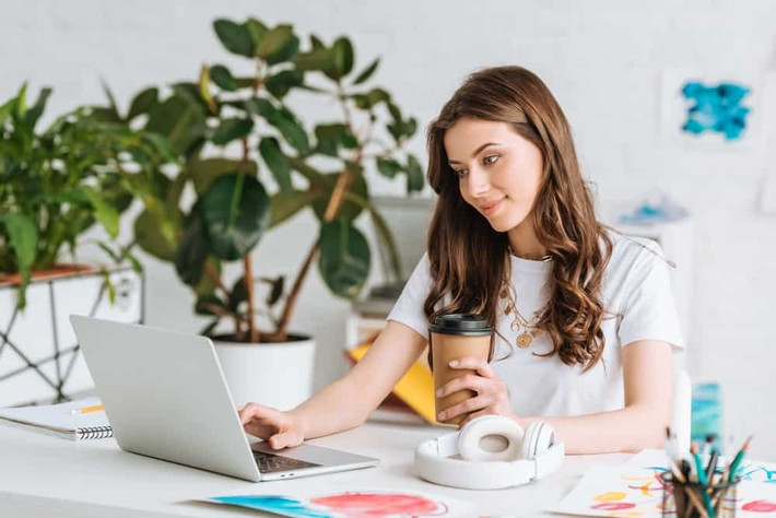 Phong thủy đặc biệt chú trọng đến sự cân bằng. Do vậy, góc làm việc của bạn phải sắp xếp sao cho thấy được cảm giác cân bằng, các vật dụng cần được phân bố một cách hợp lí.