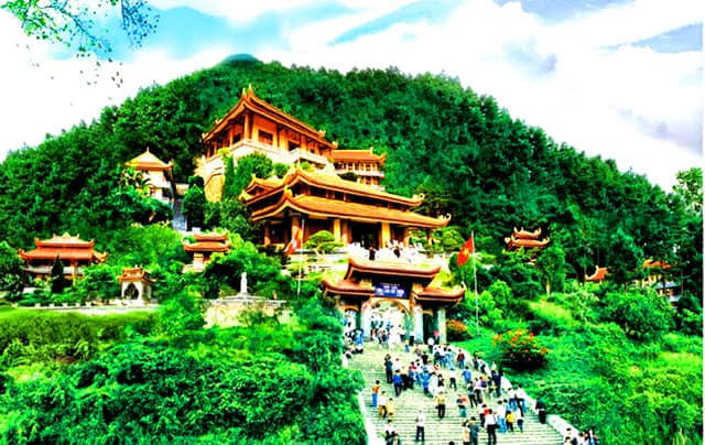 Lễ hội xuân Yên Tử hàng năm từ ngày 10 tháng giêng và kéo dài hết tháng 3 (âm lịch) là dịp mà du khách tứ phương tìm đến với đất Phật nơi non cao nhiều nhất. Tới đây, khách hành hương có thể tham quan những ngôi chùa, tháp cổ kính rêu phong ẩn trong rừng trúc thâm u hay ngồi dưới tán những gốc tùng cổ thụ.