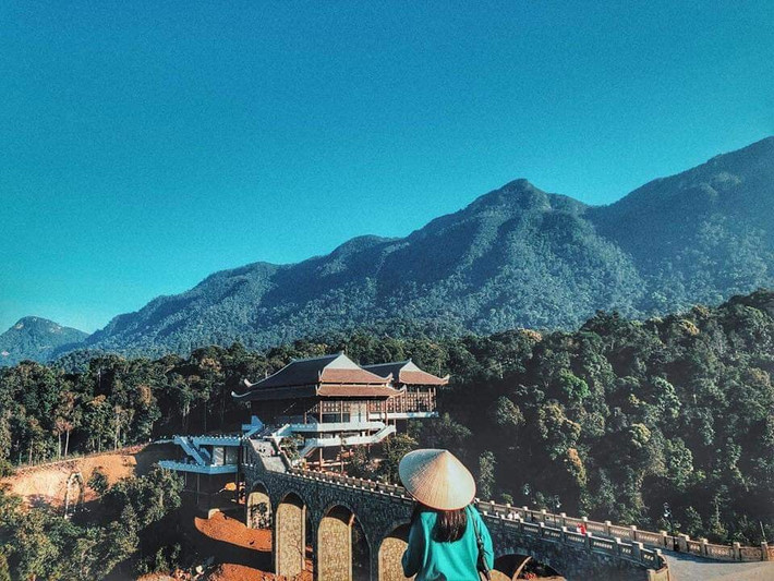 Yên Tử trở thành trung tâm Phật Giáo Việt Nam kể từ khi vua Trần Nhân Tông đến đây tu hành vào năm 1299, lấy pháp danh Hương Vân Đại Đầu Đà. Ai nghe về Yên Tử cũng biết đây là ngọn núi linh thiêng bậc nhất, mang tinh hoa, hồn cốt của lịch sử đất Việt cũng như sở hữu khung cảnh thiên nhiên nhuốm màu kỳ bí.