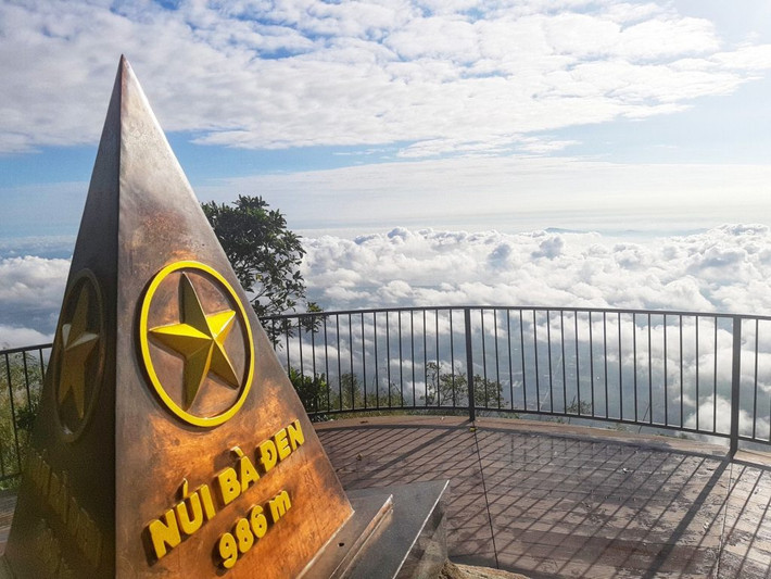 Nơi đây nổi tiếng là một điểm đến linh thiêng của vùng đất thánh Tây Ninh, với những điển tích và câu chuyện kỳ bí gắn liền với Bà Đen - người được vua Gia Long phong hiệu "Linh Sơn Thánh Mẫu".