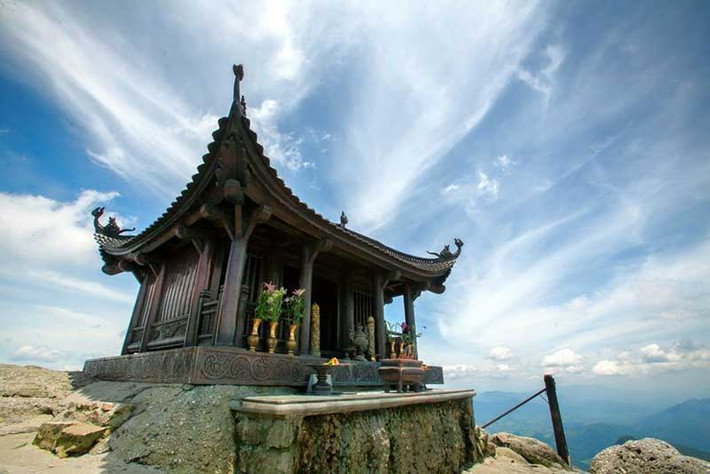 1. Núi Yên Tử. Núi Yên Tử còn có tên gọi là Yên Tử sơn, Bạch Vân Sơn. Ngọn núi cao 1068m so với mực nước biển, quanh năm bảo phủ bởi làn mây trắng bồng bềnh tạo nên khung cảnh huyền bí vô cùng cuốn hút.